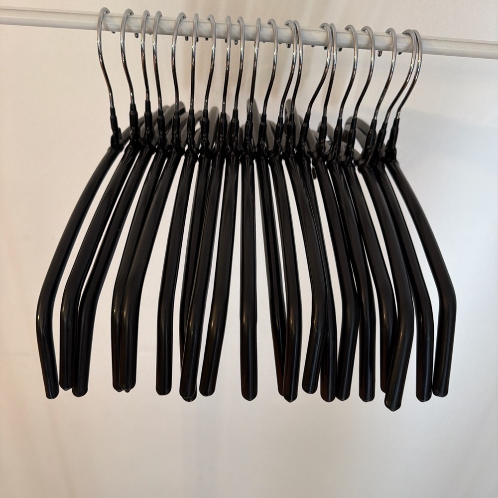Chico’s Set of 20 Metal Top Rubberized Slim Black Non-Slip Clothing Hanger - Picture 2 of 5